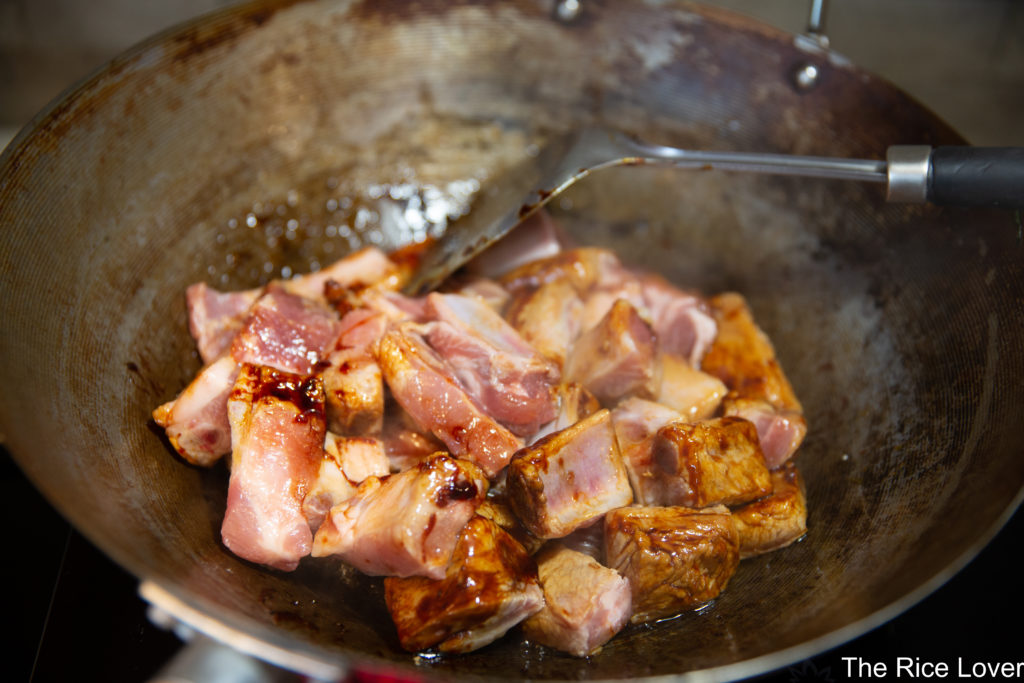 Add pork spareribs to the caramel sauce, toss continuously to coat