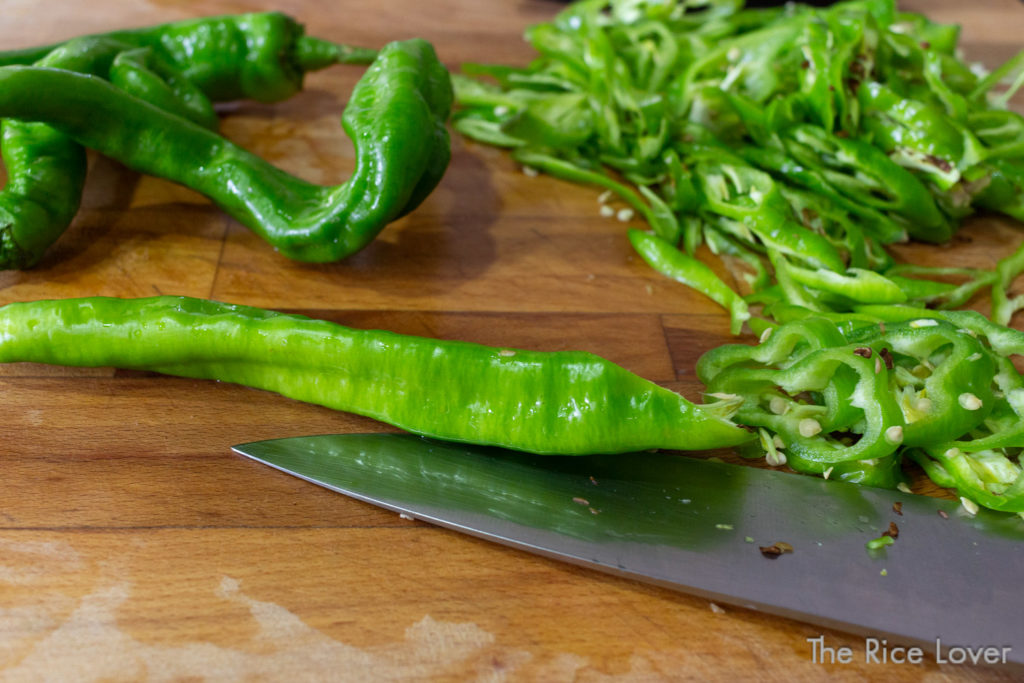 slice green peppers on the bias, 2mm thick